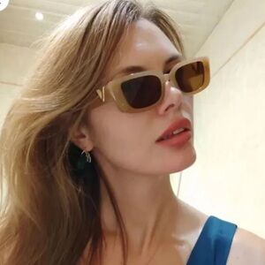 Chic Retro Rectangle Sunglasses - Light Brown with Gold V   UV 400 protection